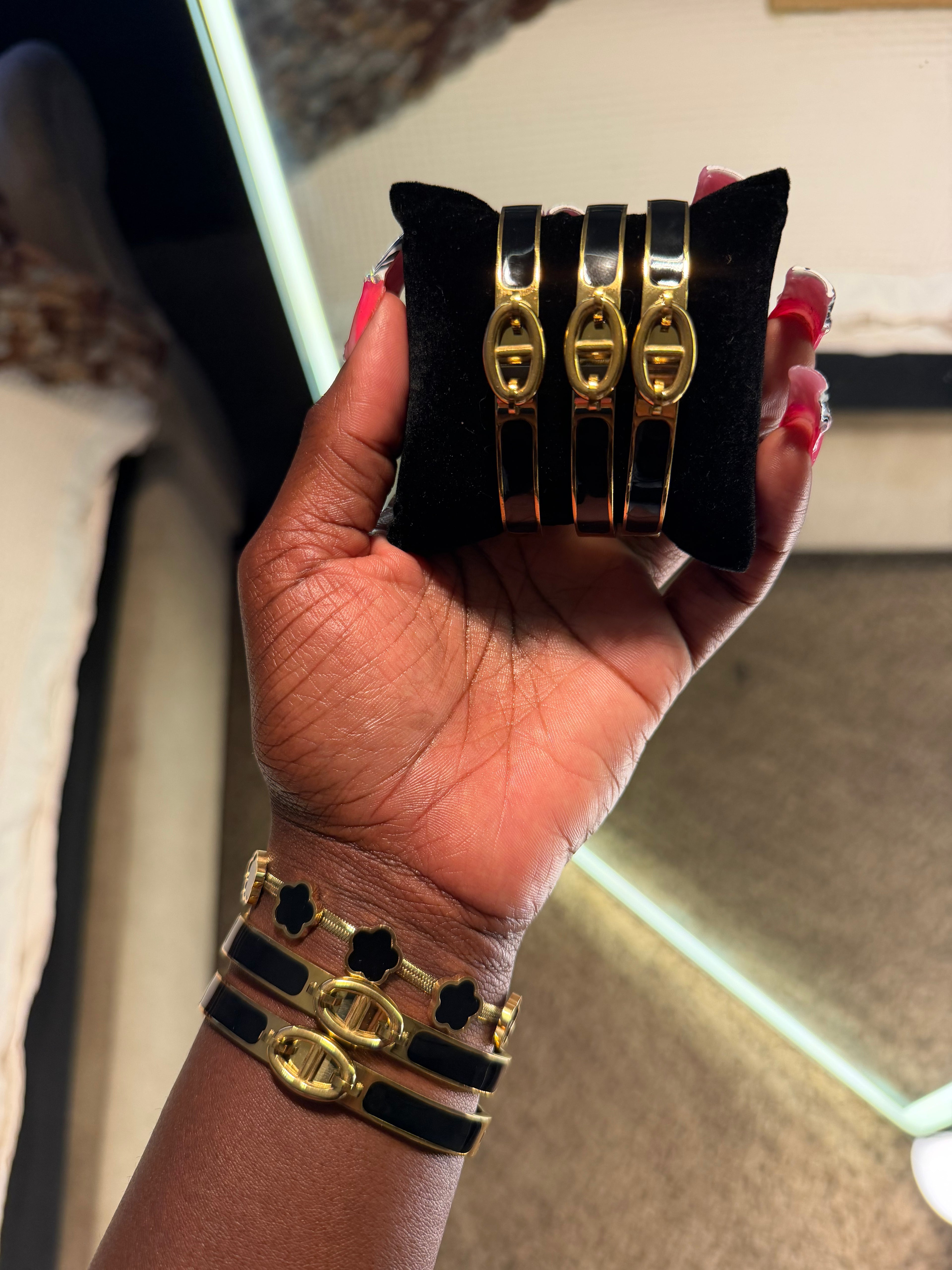 The Luxe Oval Bangle
